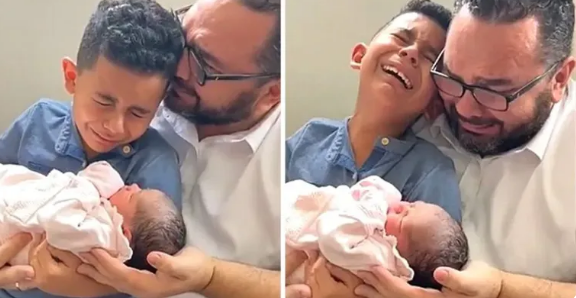 Un père et son fils en larmes quand ils tiennent dans leur bras le bébé 'miracle' de la famille